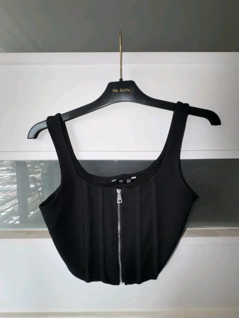 Top negro con cierre frontal elegante