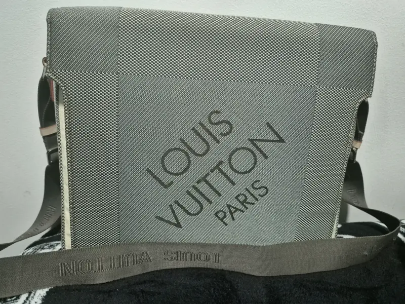 Bolso bandolera Louis Vuitton estilo clásico