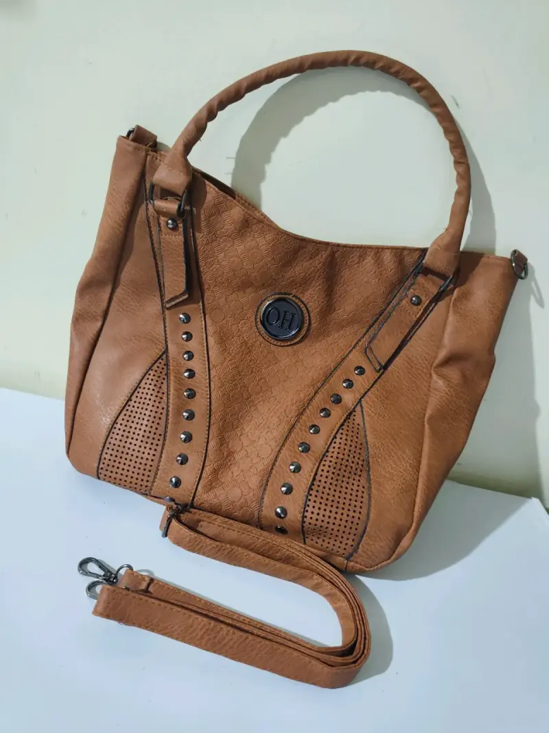 Cartera de cuero sintético marrón con tachas
