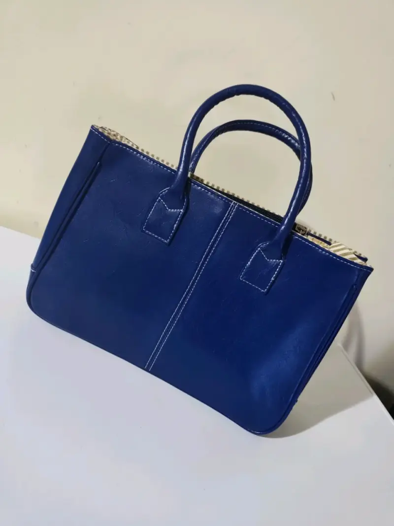 Bolso de mano azul elegante con compartimentos