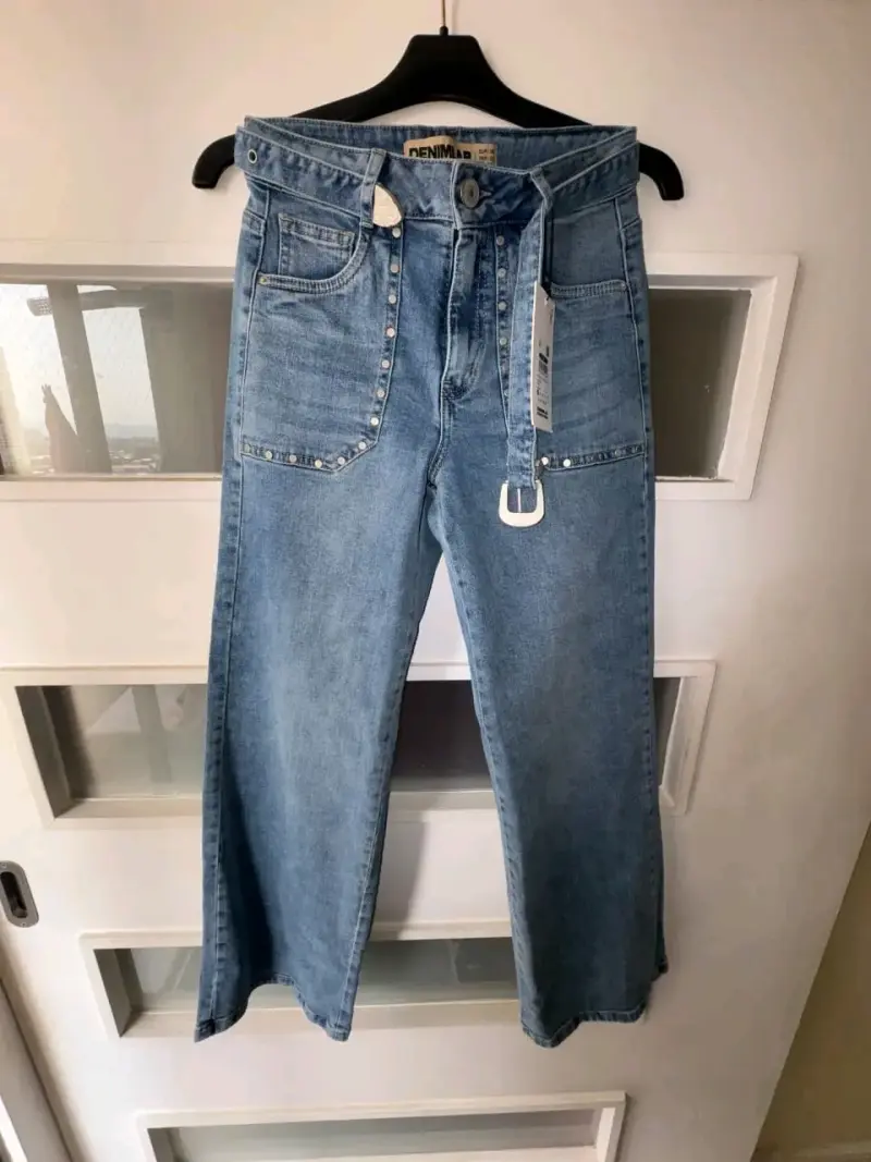 Jeans de mujer con tachas en azul claro