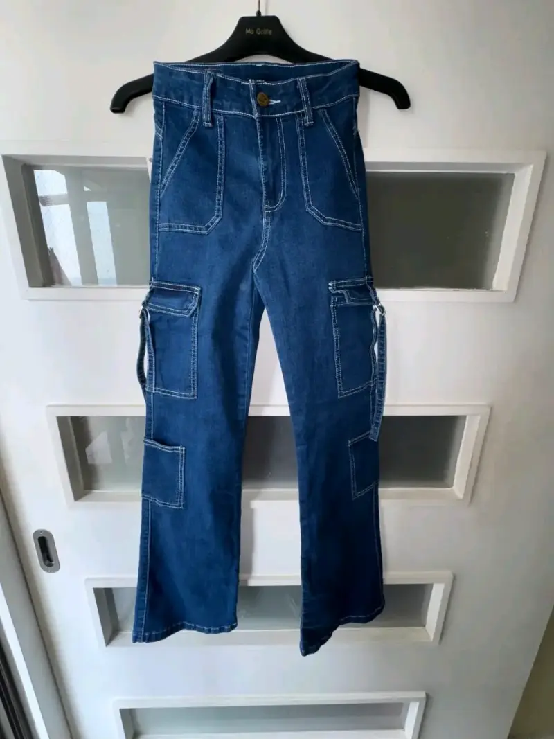 Jeans cargo azul para mujer con bolsillos