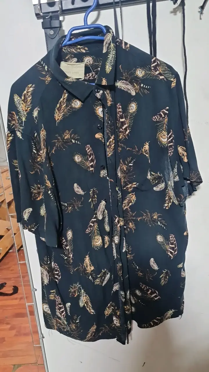 Camisa de hombre con estampado de plumas