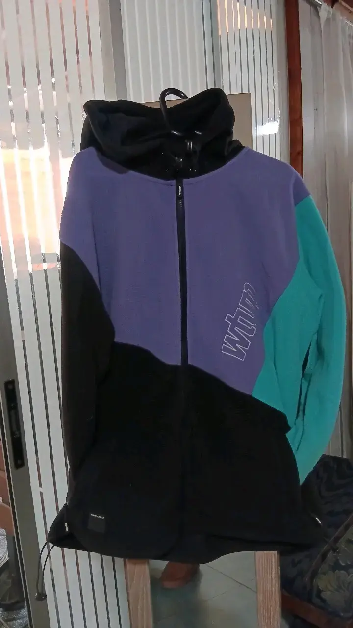 Chaqueta polar con capucha multicolor marca whatup