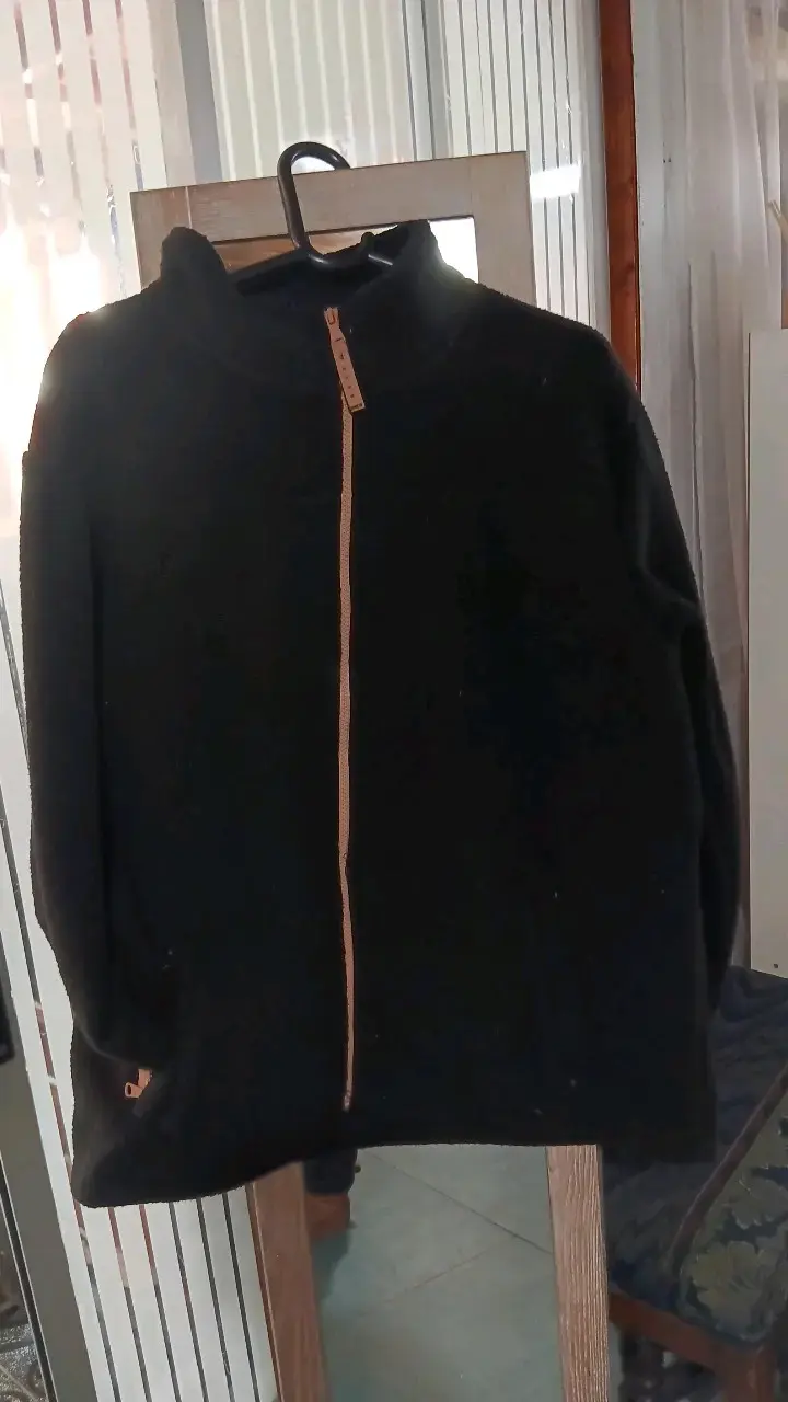 Chaqueta polar negra con cierre completo marca ree