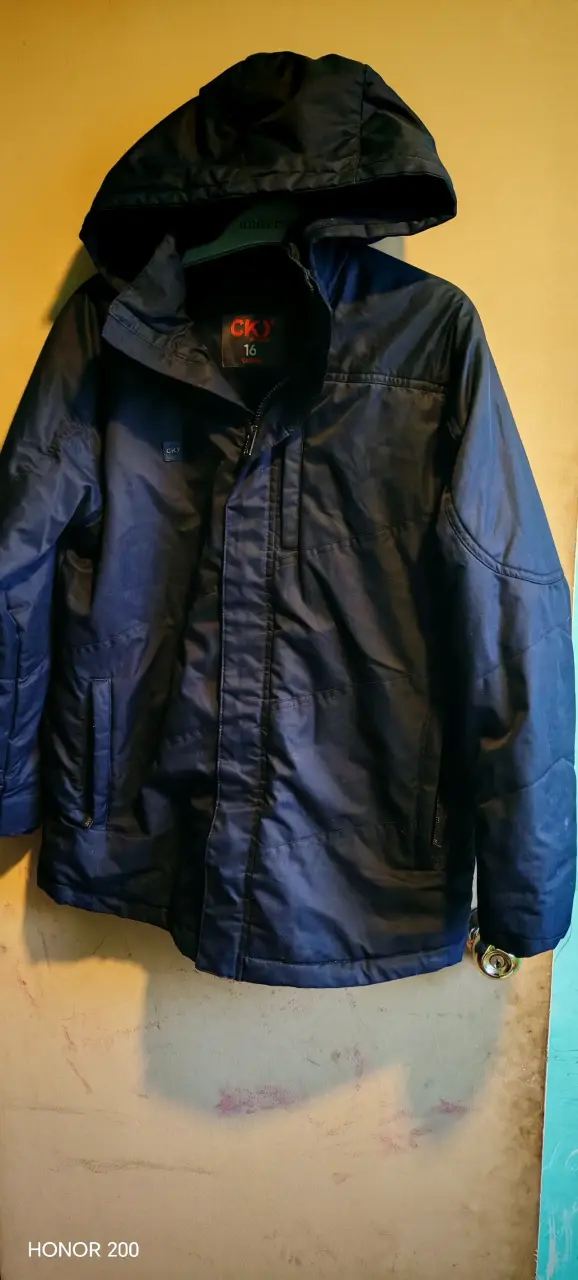 Chaqueta azul CKY con capucha talla 16