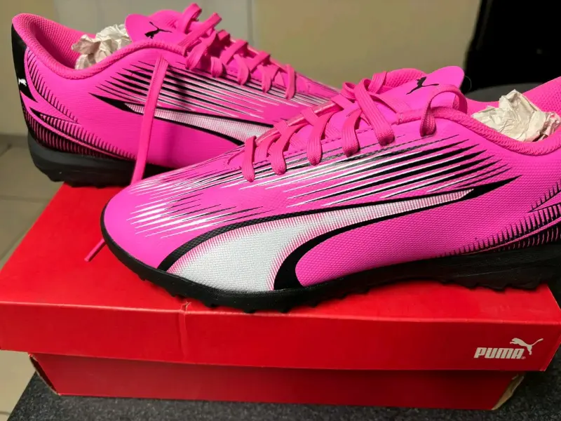 Zapatillas deportivas rosas Puma para futbolito