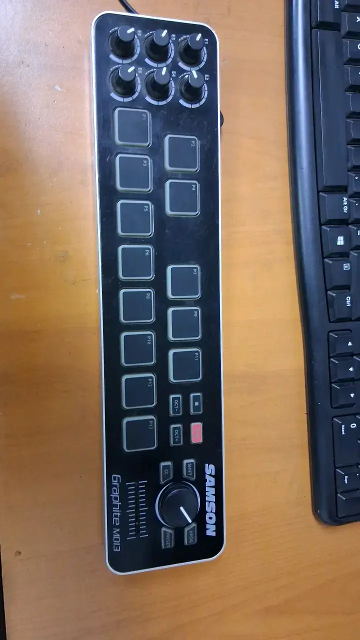 Controlador MIDI Samson Graphite M13 compacto