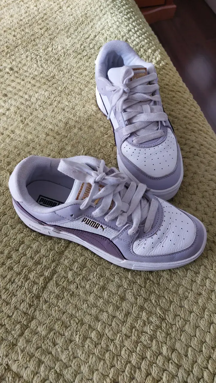 Zapatillas deportivas Puma blancas y lilas