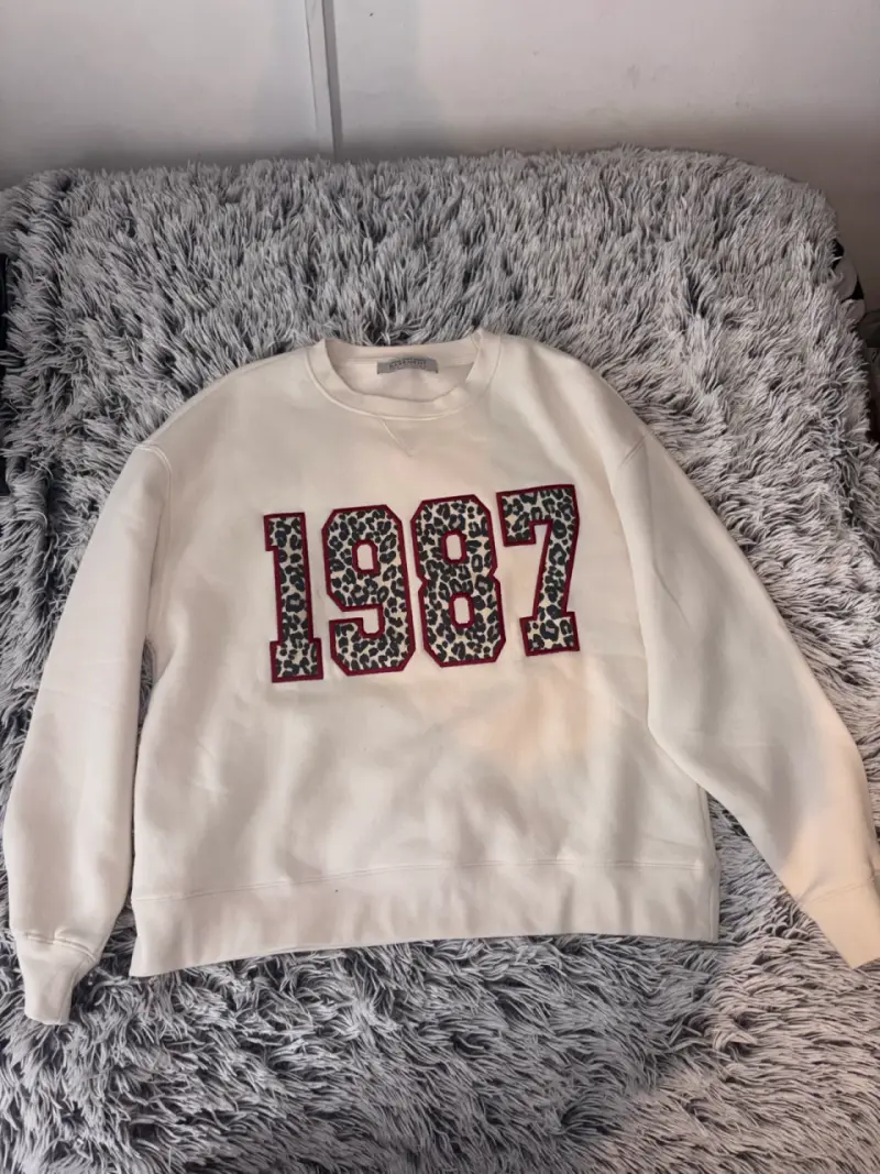 Polerón blanco con diseño 1987 de Basement