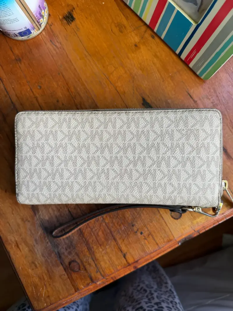 Cartera de mano Michael Kors beige con cierre