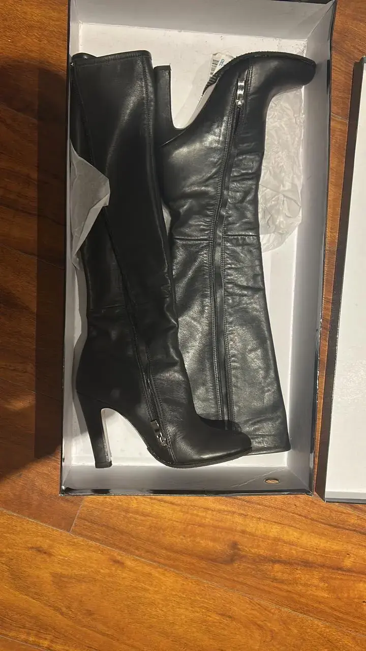 Botas de cuero negras con tacón alto