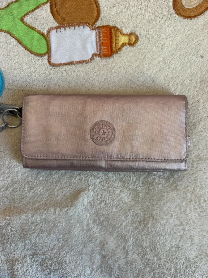 Billetera Kipling rosa metálico con llavero