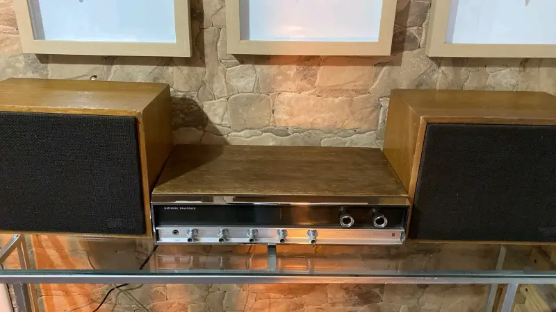 Equipo de sonido vintage National Panasonic con parlantes