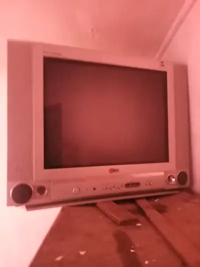 Televisor LG Flatron con parlantes integrados - miniatura 1