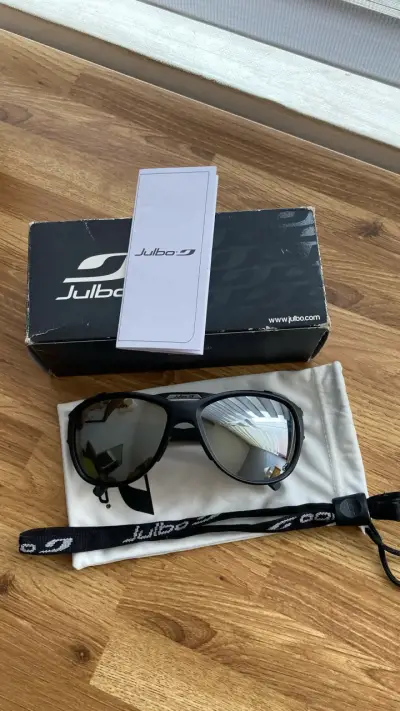 Gafas de Sol Julbo con Estuche y Correa - miniatura 1
