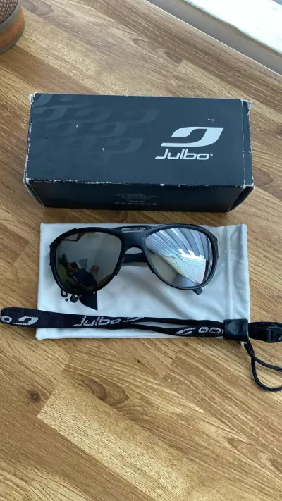 Gafas de Sol Julbo con Estuche y Correa - miniatura 2