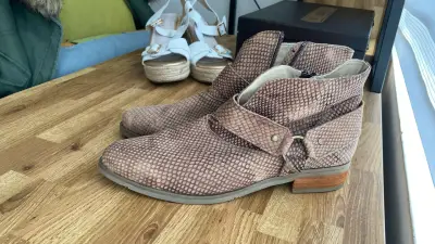 Botines de cuero marrón con textura - miniatura 1