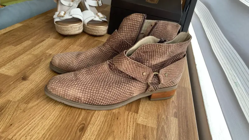 Botines de cuero marrón con textura - 2