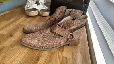 Botines de cuero marrón con textura - miniatura 2