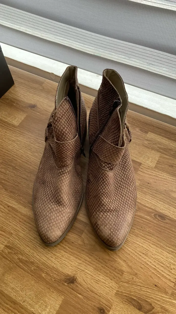 Botines de cuero marrón con textura - 3