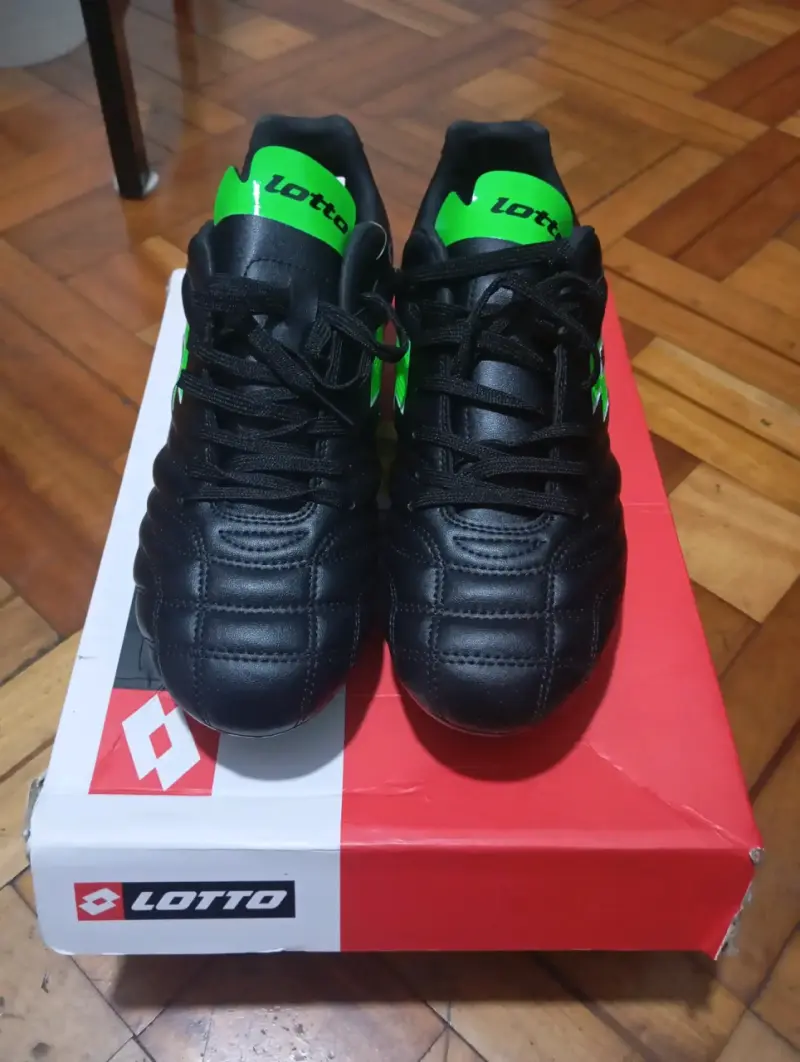 Botines de fútbol Lotto negros y verdes