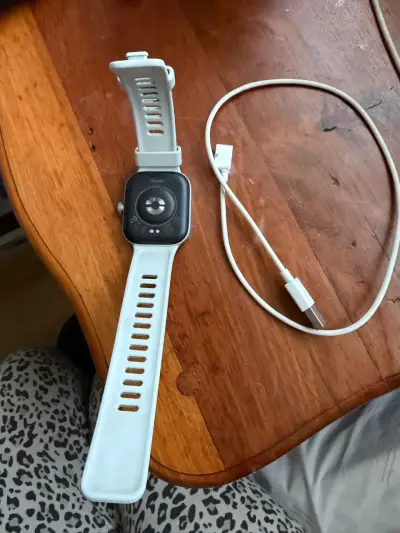 Smartwatch Redmi con correa blanca y cargador - miniatura 1
