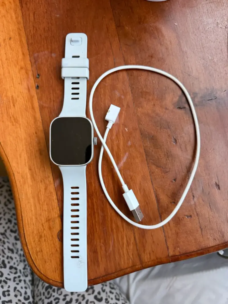 Smartwatch Redmi con correa blanca y cargador - 2