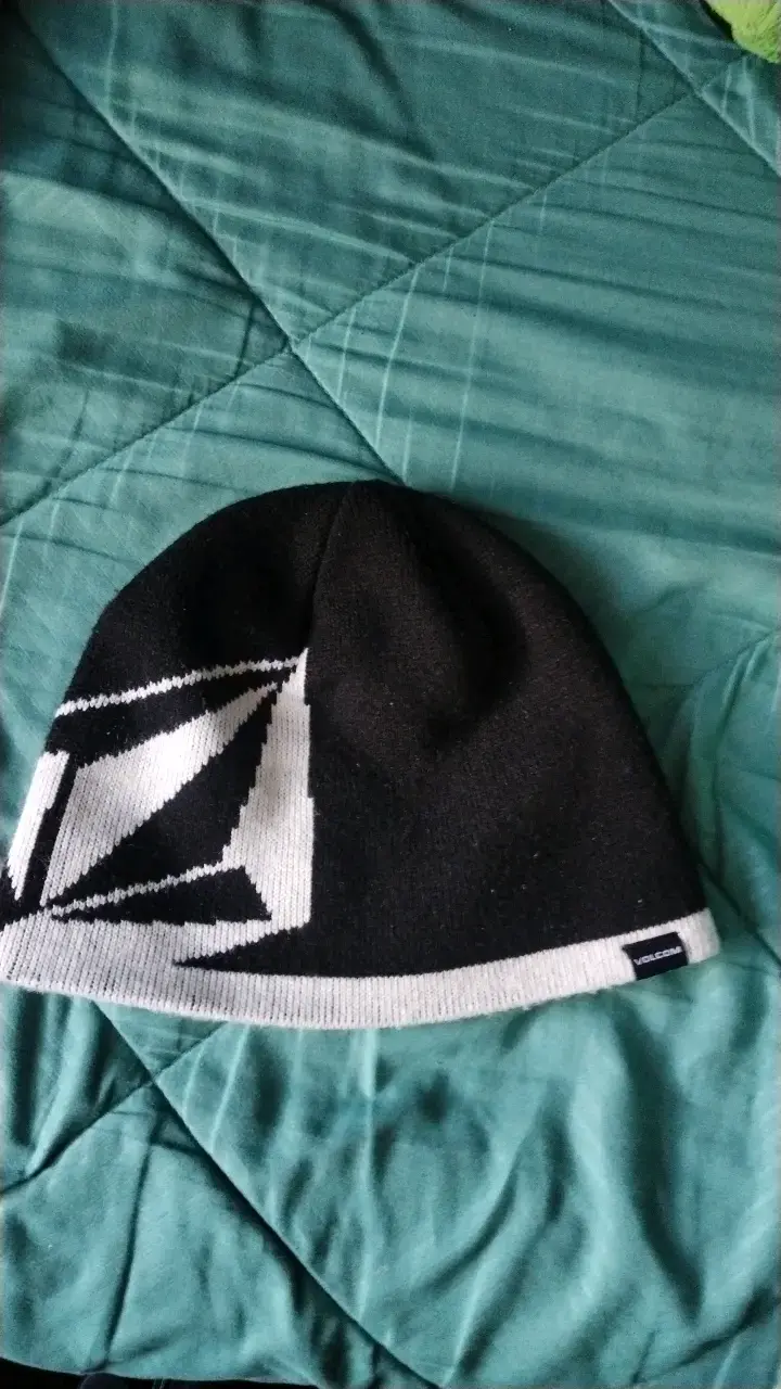 Gorro de lana negro Volcom con diseño geométrico - 1