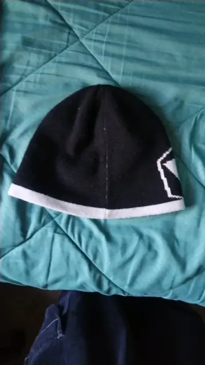 Gorro de lana negro Volcom con diseño geométrico - miniatura 2