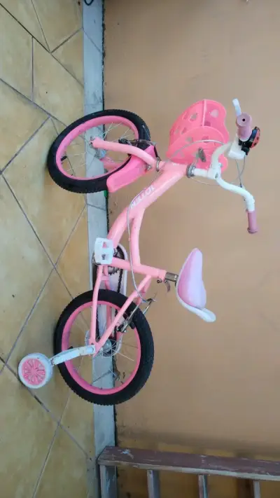 Bicicleta infantil rosa con ruedas de apoyo - miniatura 1