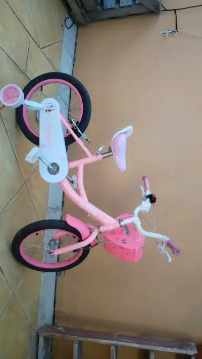 Bicicleta infantil rosa con ruedas de apoyo - miniatura 2