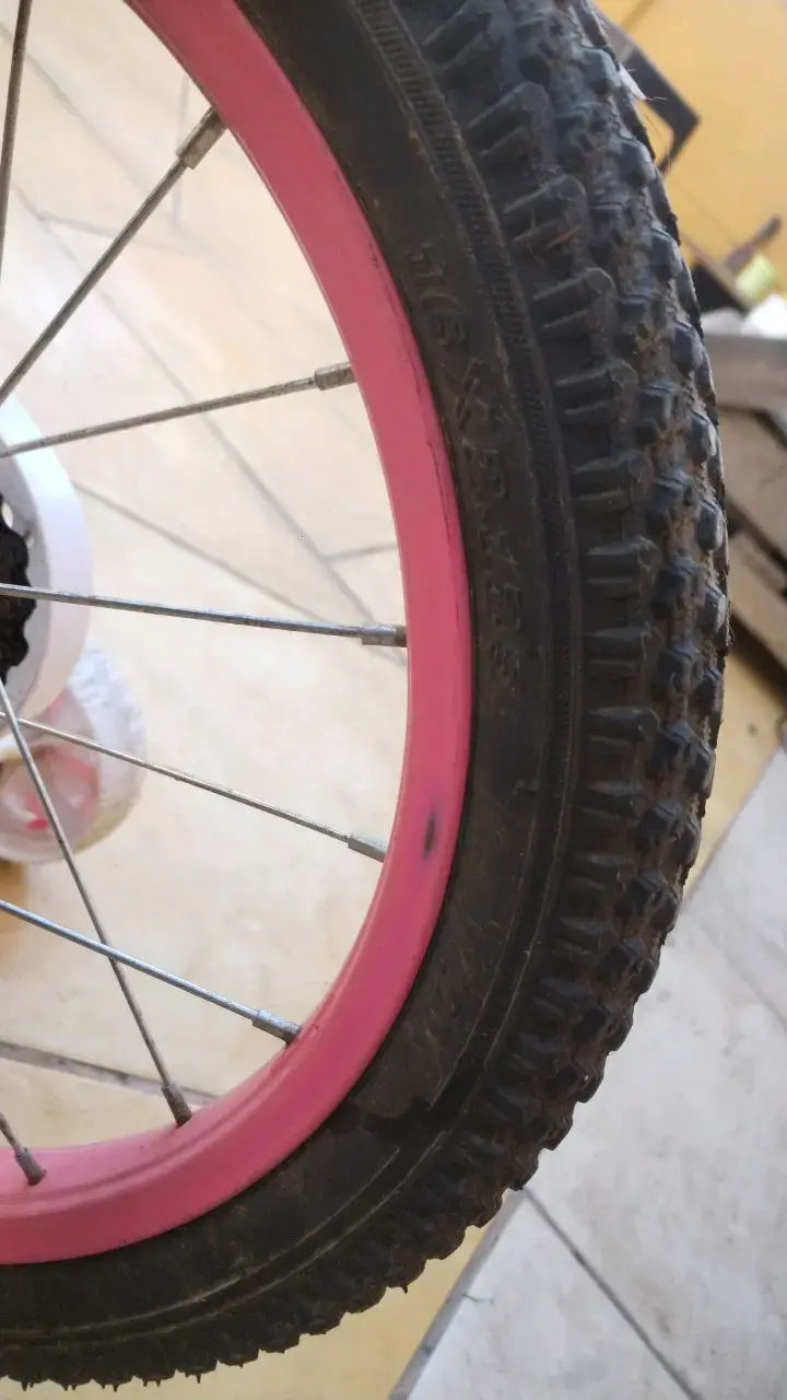 Bicicleta infantil rosa con ruedas de apoyo - 4