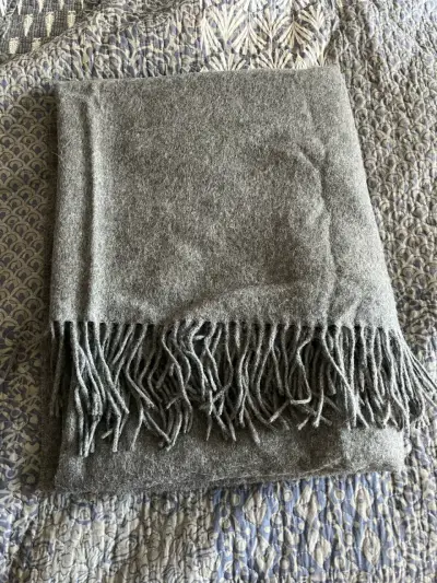 Manta de alpaca gris con flecos - miniatura 1