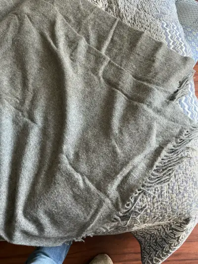 Manta de alpaca gris con flecos - miniatura 2