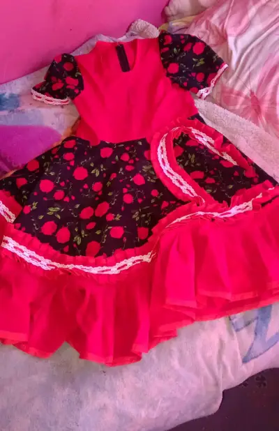 Vestido infantil rosa con volantes y flores - miniatura 9