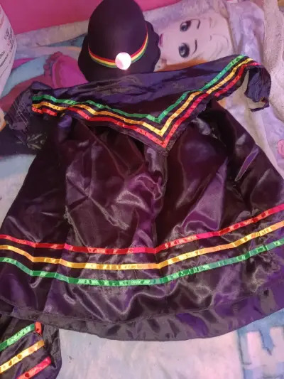 Traje típico boliviano con sombrero - miniatura 1