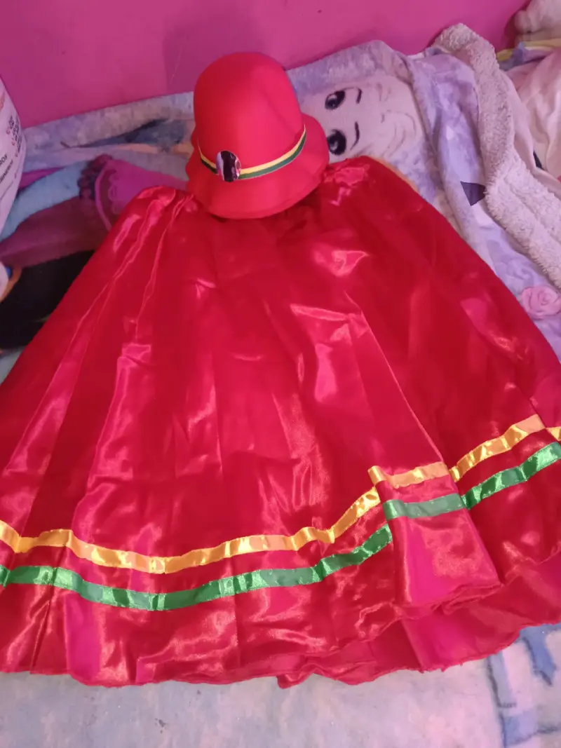 Traje típico boliviano con sombrero - 2