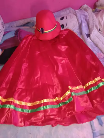 Traje típico boliviano con sombrero - miniatura 2