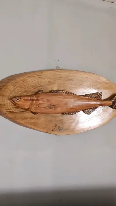 Escultura de pez tallado en madera - miniatura 1