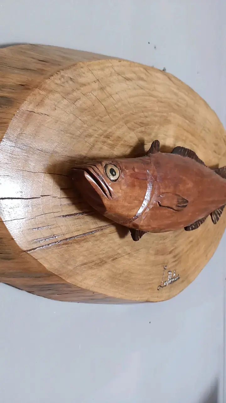 Escultura de pez tallado en madera - 2