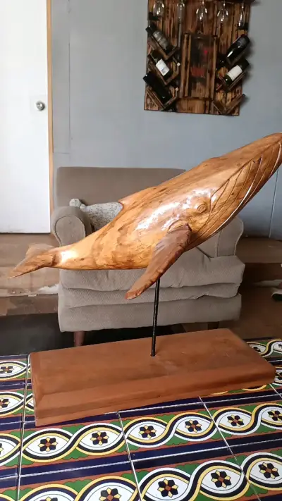 Escultura de ballena en madera tallada - miniatura 1