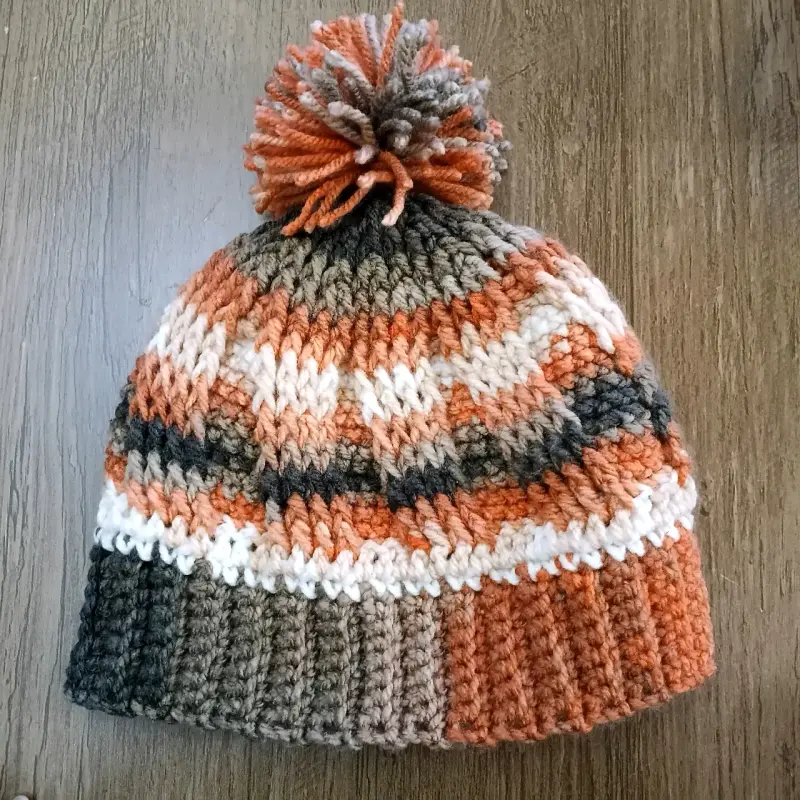 Set de gorro y cuello tejido a mano multicolor - 2