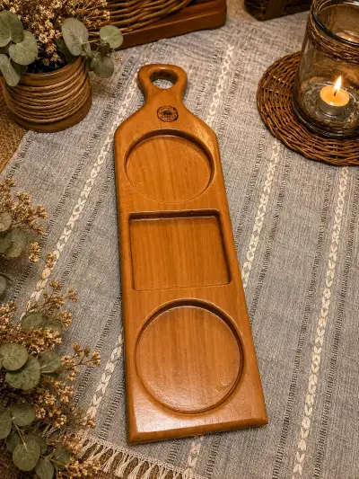 Tabla de madera para aperitivos con diseño rústico - miniatura 1