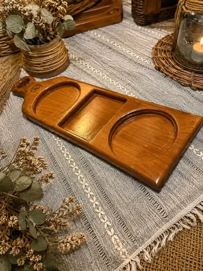 Tabla de madera para aperitivos con diseño rústico - miniatura 2