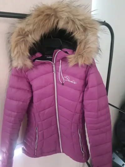 Chaqueta acolchada morada con capucha de piel sintética - miniatura 1