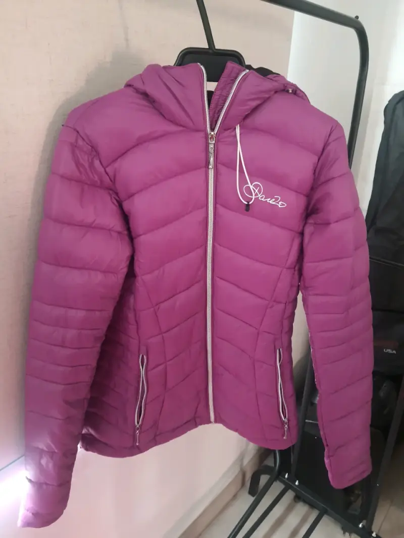 Chaqueta acolchada morada con capucha de piel sintética - 2