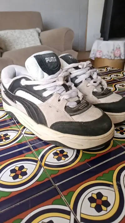 Zapatillas deportivas Puma blancas y negras - miniatura 1