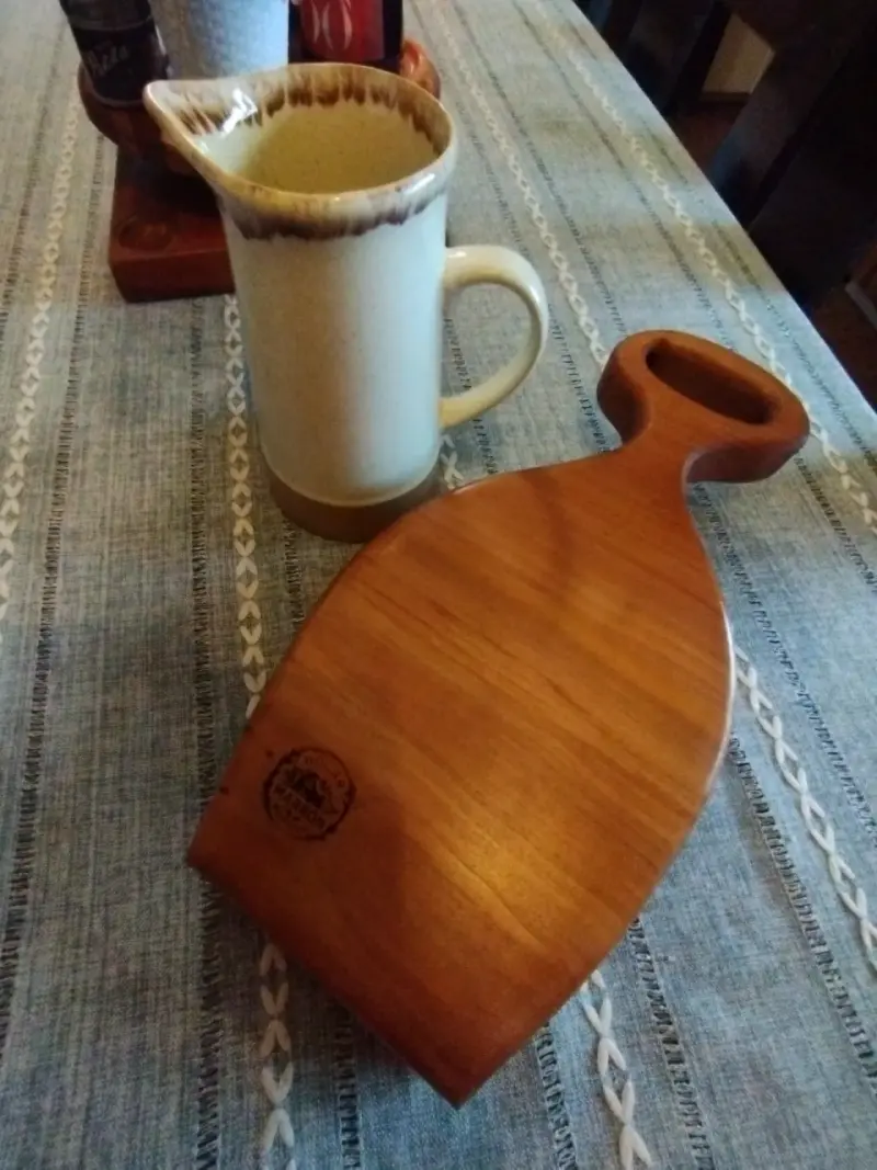 Jarra de cerámica y tabla de madera artesanal - 1