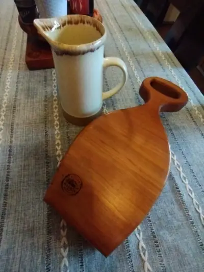 Jarra de cerámica y tabla de madera artesanal - miniatura 1